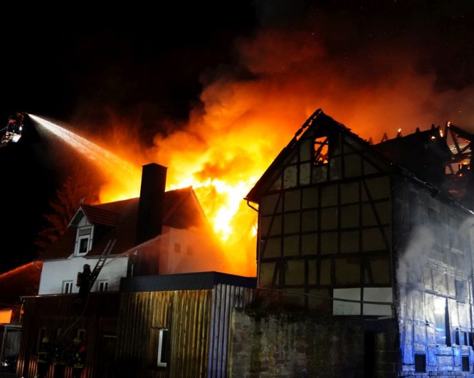 Großbrand in Mengeringhausen – Drei Drehleitern im Einsatz (VIDEO)