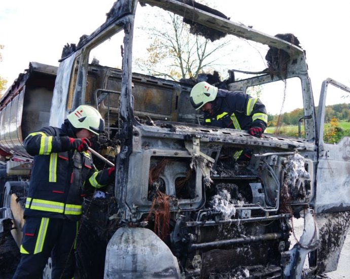 LKW brannte auf B253 bei Wega