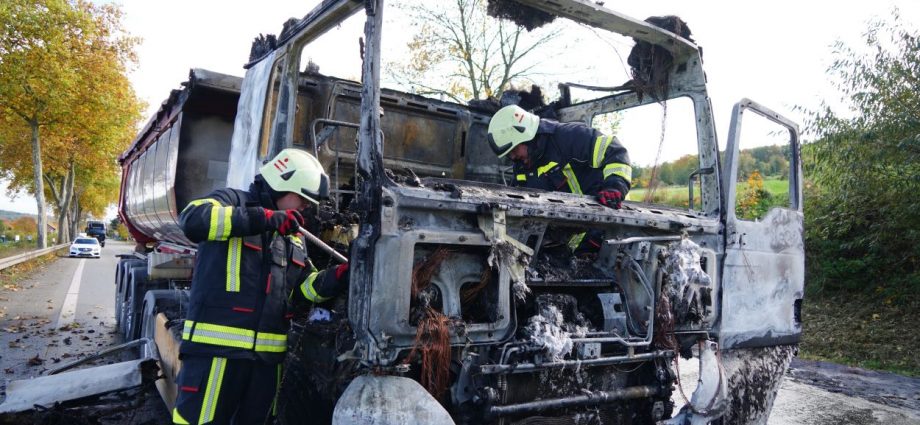 LKW brannte auf B253 bei Wega