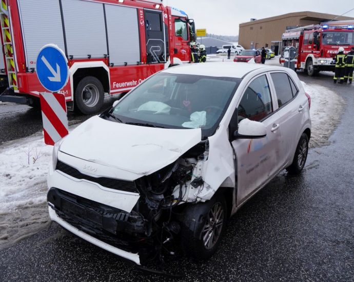 Zwei Verletzte nach Unfall auf B251 bei Oelshausen