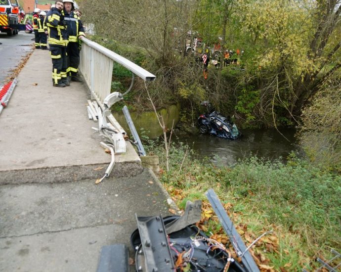 PKW kracht in die Diemel bei Trendelburg – Schwierige Rettung (VIDEO)