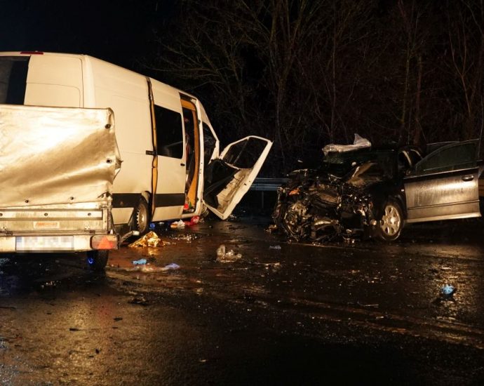 9 Verletzte nach Unfall auf B7 bei Helsa