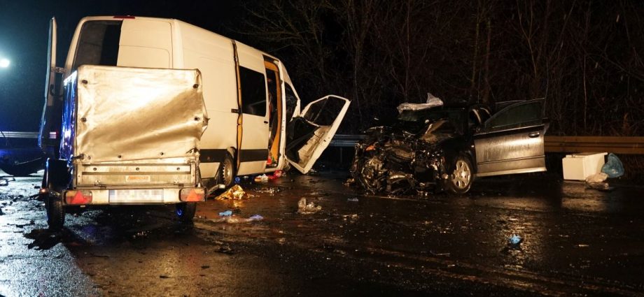 9 Verletzte nach Unfall auf B7 bei Helsa