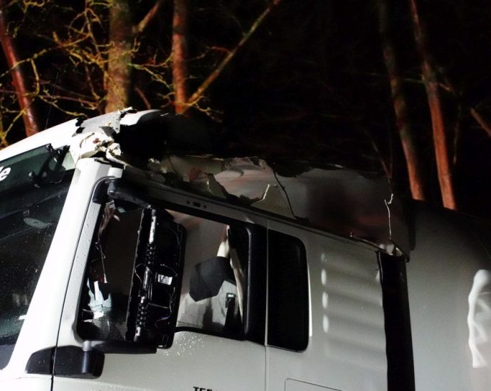 Unwetter: Baum kracht auf Gefahrgut-LKW bei Wrexen