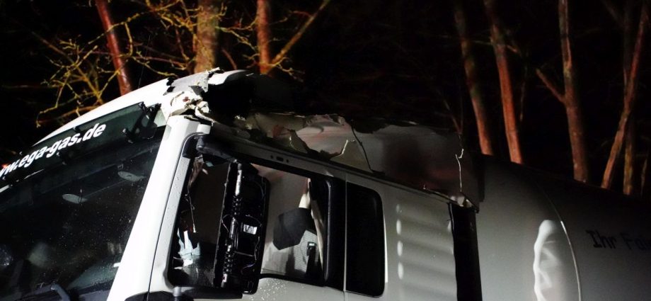 Unwetter: Baum kracht auf Gefahrgut-LKW bei Wrexen