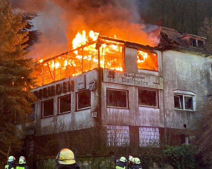 Hotelruine an der B83 brannte zweimal