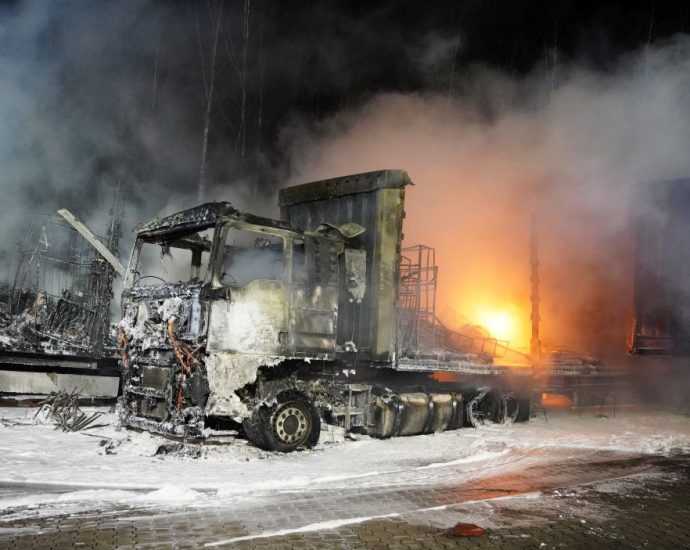 Großbrand auf Firmengelände – Mehrere LKW-Auflieger in Vollbrand