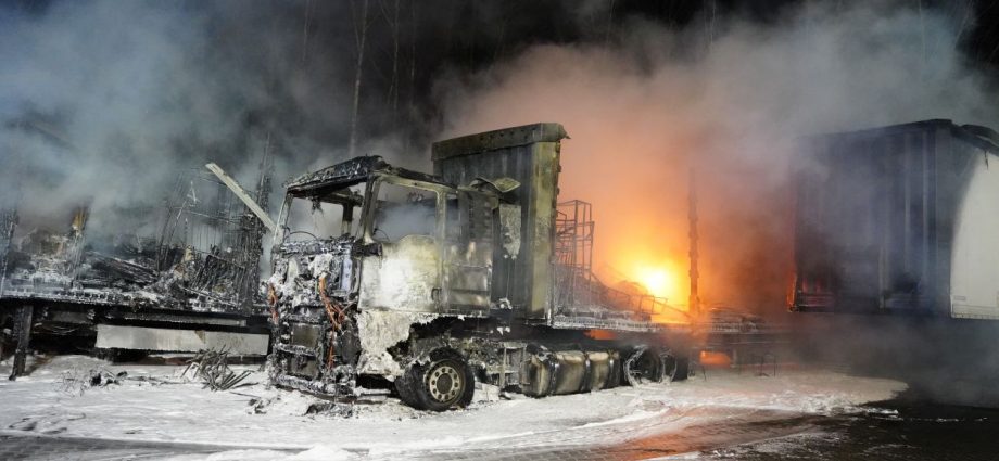 Großbrand auf Firmengelände – Mehrere LKW-Auflieger in Vollbrand