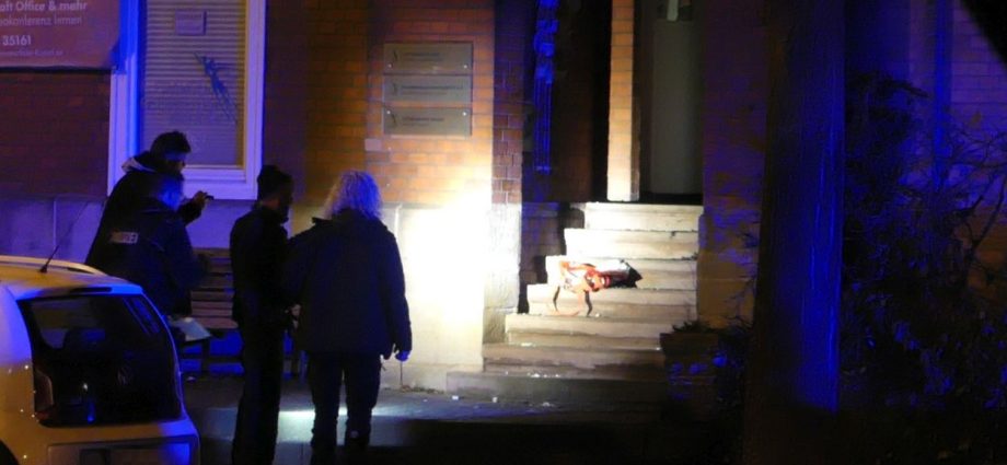 KS: Tasche brannte vor Mehrfamilienhaus – Polizei-Großeinsatz nach Knallgeräusche in der Willi Allee