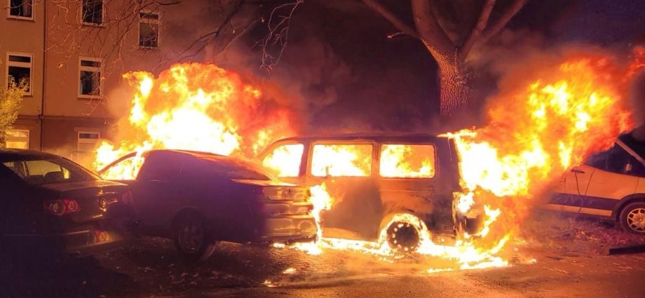 Fahrzeuge brannten in Lohfelden – Polizei sucht Zeugen