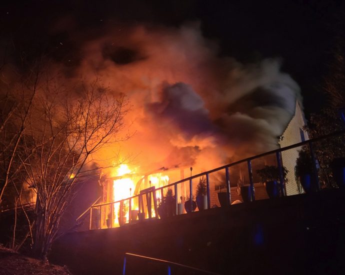 Wohnhaus brannte in Vaake – Feuerwehr rettet Bewohner aus Haus