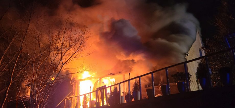 Wohnhaus brannte in Vaake – Feuerwehr rettet Bewohner aus Haus