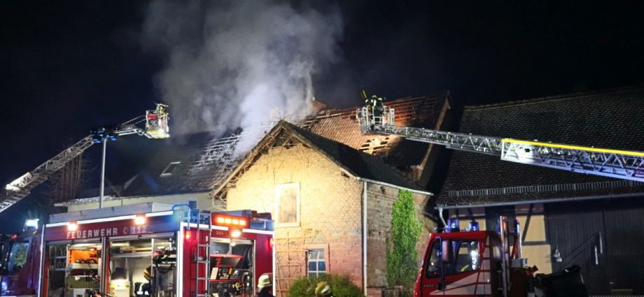 Südhessen: Dachstuhlbrand nach Fettexplosion in Küche