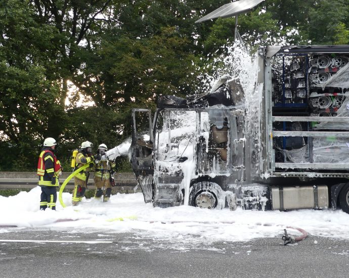 Zugmaschine brennt auf A7 bei Kassel – Feuerwehr kann Schlimmeres verhindern