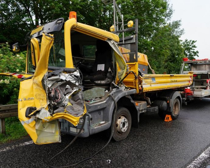 LKW-Fahrer nach Unfall auf A49 bei Baunatal eingeklemmt