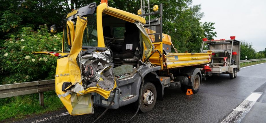 LKW-Fahrer nach Unfall auf A49 bei Baunatal eingeklemmt