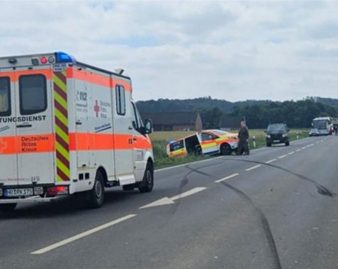 B450: PKW rammt NEF auf Alarmfahrt bei Fritzlar