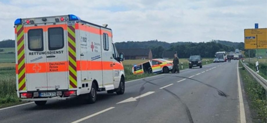 B450: PKW rammt NEF auf Alarmfahrt bei Fritzlar