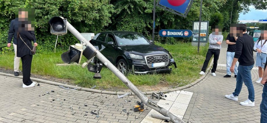 KS: Audi kracht in Ampelanlage an der Hafenbrücke