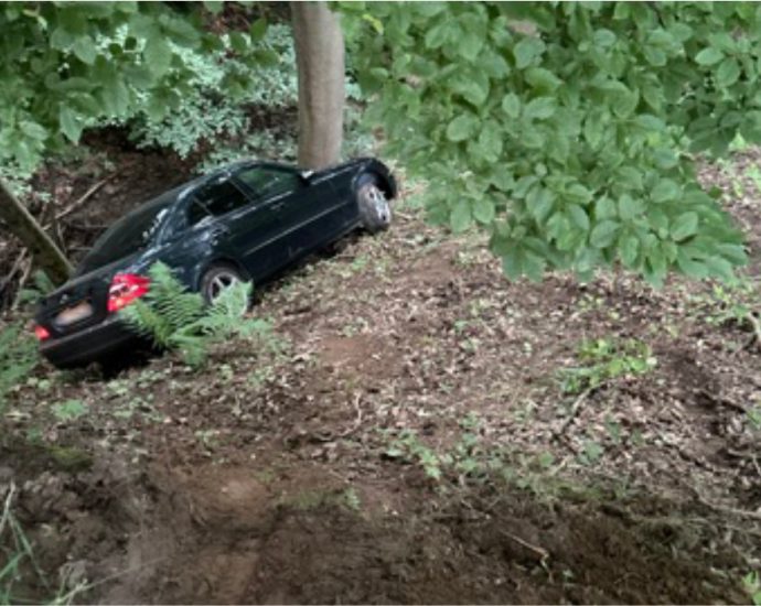 Verfolgungsjagd: Unbekannter Fahrer flüchtet nach Unfall zu Fuß weiter – Zeugen gesucht