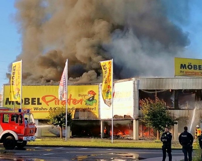 Großbrand in Osthessen – Möbelmarkt in Vollbrand