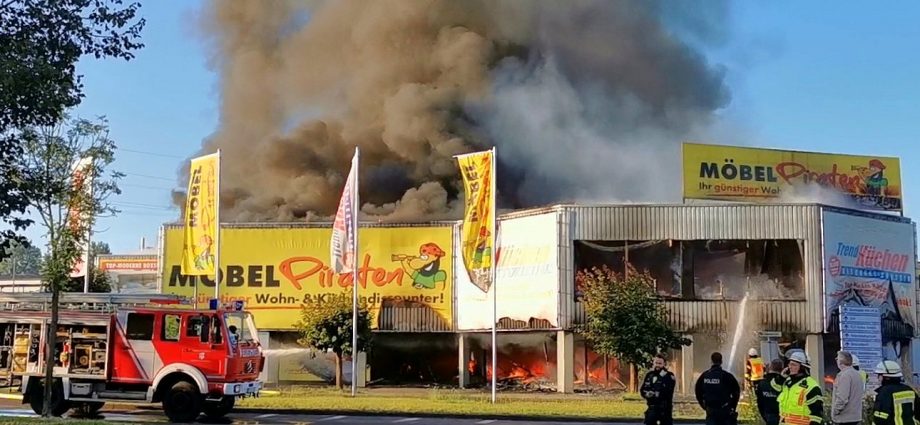 Großbrand in Osthessen – Möbelmarkt in Vollbrand