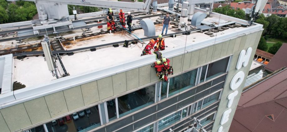 Höhenretter übten am H4 Hotel in Kassel (VIDEO)