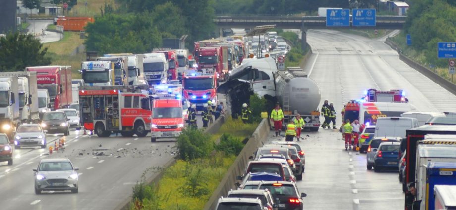 A7: Silo-LKW kracht in Betonleitwand – Stundenlange Vollsperrung bei Kassel