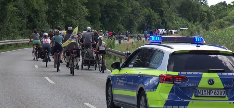 Raddemo gegen A44-Brückenbau durch den Söhrewald