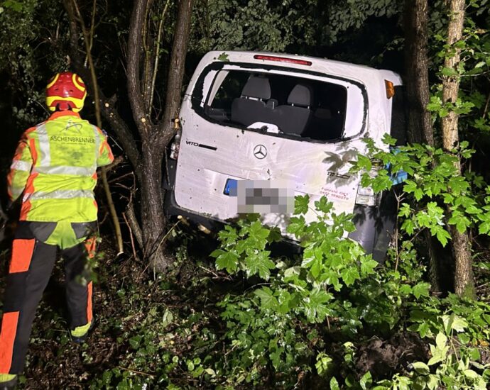 KS: Alleinunfall auf A7 – PKW kommt 20 Meter tief in Böschung zum stehen