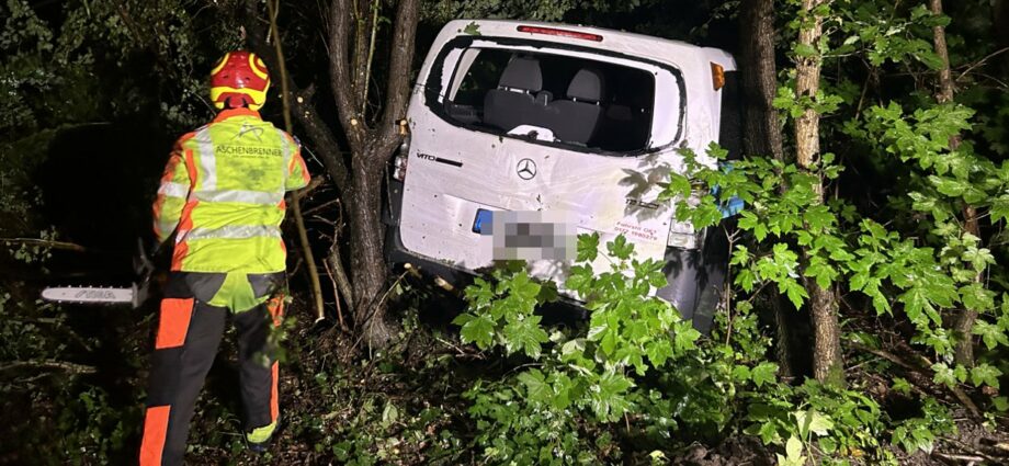 KS: Alleinunfall auf A7 – PKW kommt 20 Meter tief in Böschung zum stehen