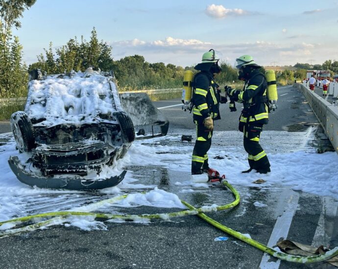 A49: Ersthelfer retten Verunfallte aus brennendem PKW