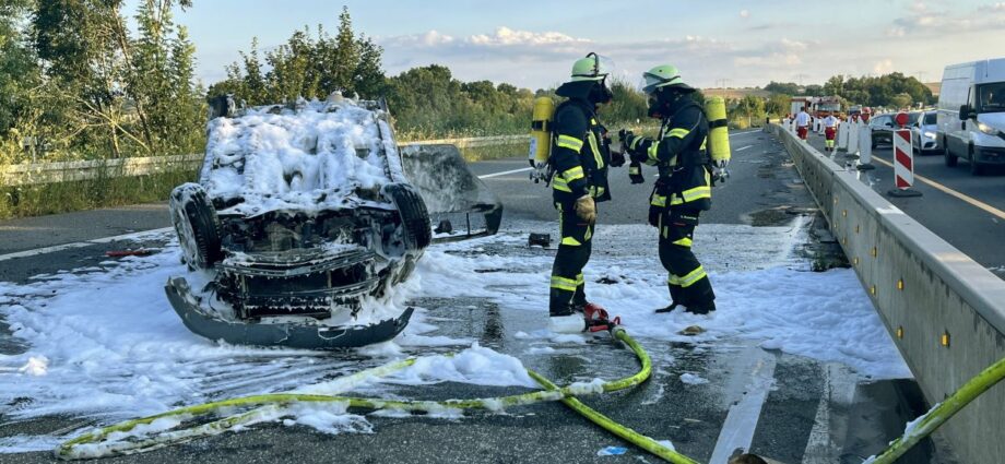 A49: Ersthelfer retten Verunfallte aus brennendem PKW