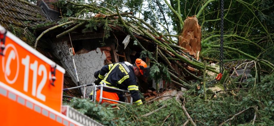 Unwetter über Nordhessen – Baum kracht auf Wohnhaus in Wellerode