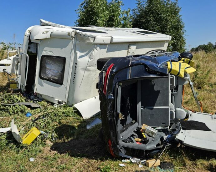 Schwerer Unfall mit Wohnwagen-Gespann auf A44