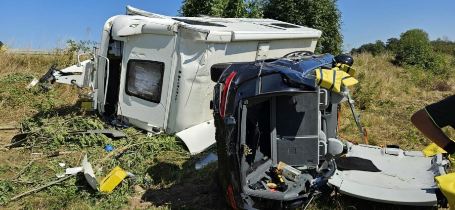 Schwerer Unfall mit Wohnwagen-Gespann auf A44