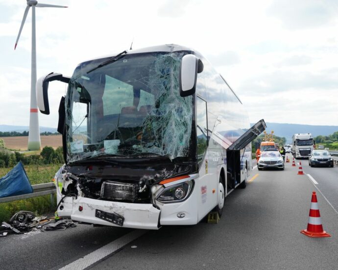 A7: Reisebus kracht in LKW bei Hedemünden