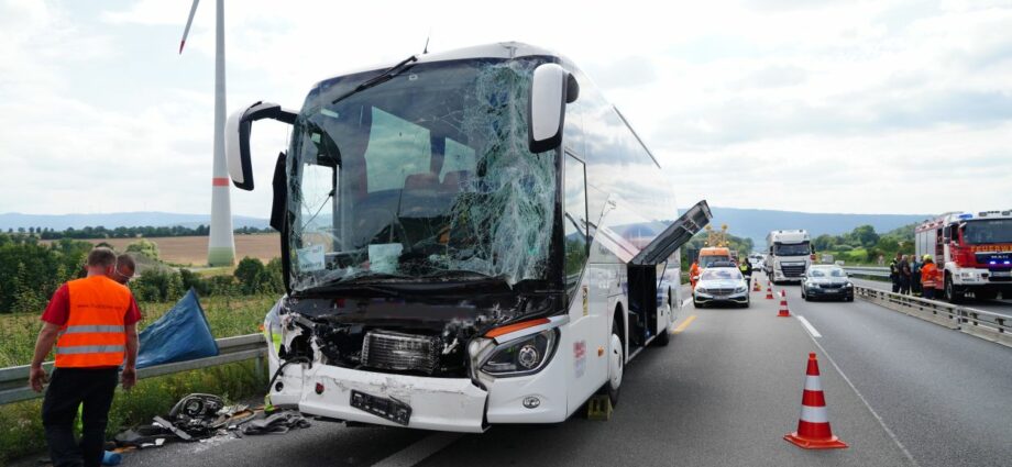 A7: Reisebus kracht in LKW bei Hedemünden