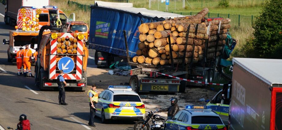 KS: Schutzengel im Einsatz! – LKW-Fahrer überlebt Horror-Unfall auf A44