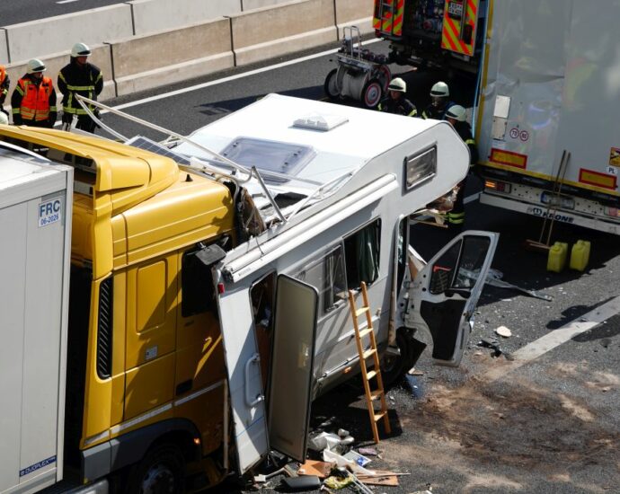 A7: Unfall am Stauende – Wohnmobil zwischen LKW eingeklemmt