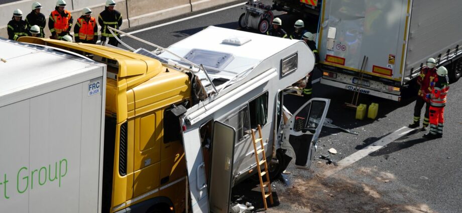 A7: Unfall am Stauende – Wohnmobil zwischen LKW eingeklemmt