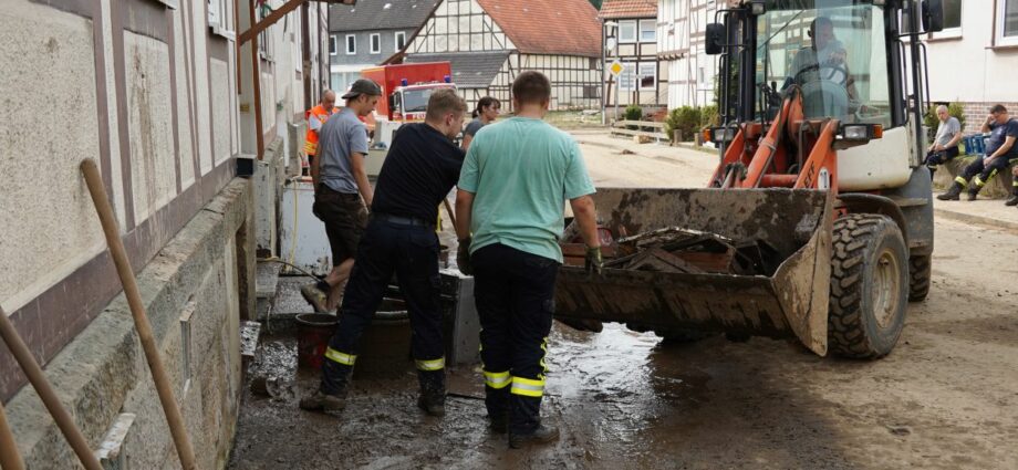 Nordhessen: Hunderte Helfer helfen nach Unwetter-Katastrophe weiterhin (VIDEO)