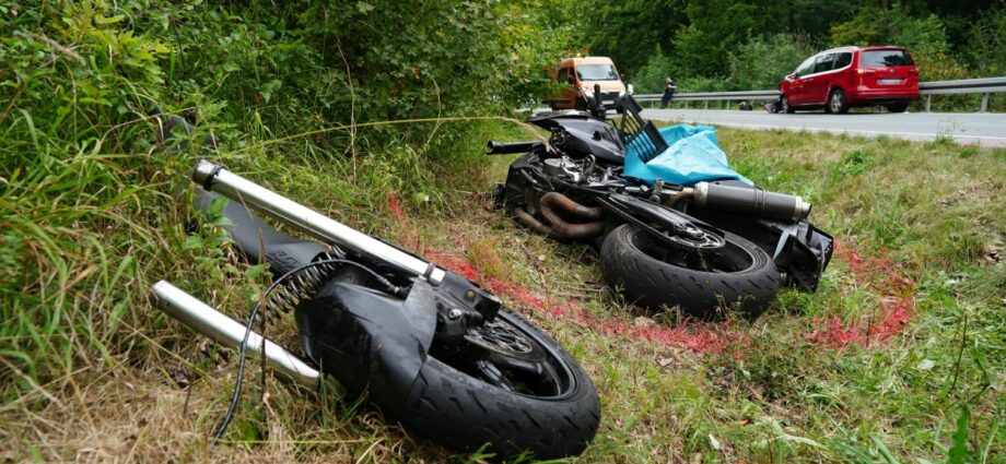 Motorrad kracht auf Rasenallee in PKW