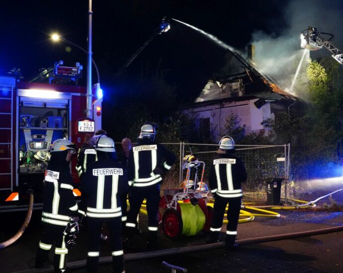 Gieselwerder: Ehemalige Maschinen-Halle an der B80 im Vollbrand