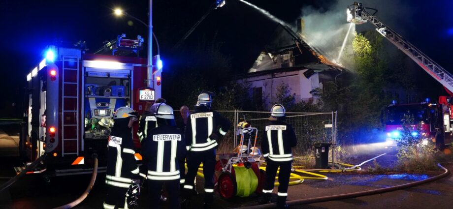 Gieselwerder: Ehemalige Maschinen-Halle an der B80 im Vollbrand