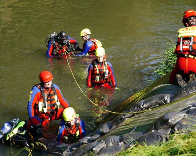 Bis zu 2600 Sandsäcke pro Stunde – Einsatzkräfte übten in Helmarshausen die Deichsicherung