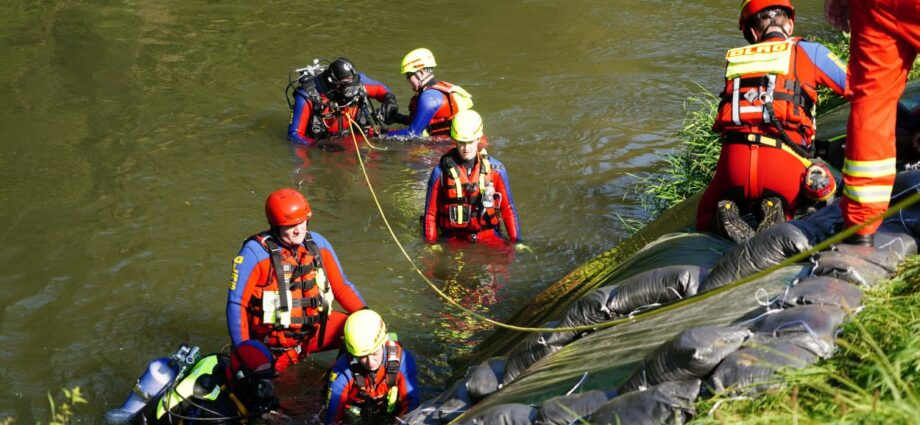 Bis zu 2600 Sandsäcke pro Stunde – Einsatzkräfte übten in Helmarshausen die Deichsicherung