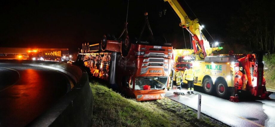 A44/A49: Déjá Vu am Westkreuz Kassel – LKW landet auf dem Dach