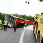 A44/A49: LKW kippt am Kasseler Westkreuz um – Stau