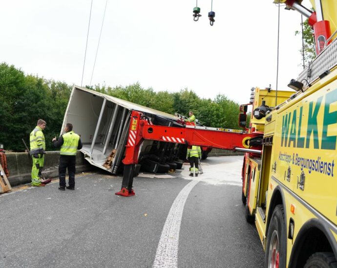 A44/A49: LKW kippt am Kasseler Westkreuz um – Stau